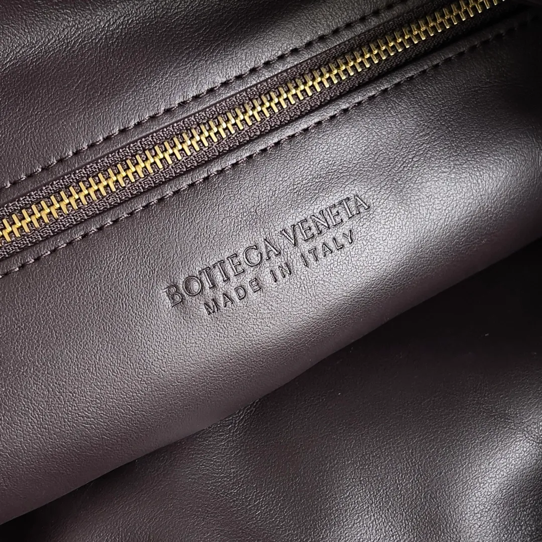 Batch 1960 It seems that this bag from BV has been popular recently ~ The new Hop is really not too beautiful. The whole bag has no seams. The bag body and handles are made of one piece of leather. It reflects the style and essence of Bottega Veneta. It truly represents craftsmanship and creativity. The large size has a very loose and lazy upper body. Big bag lovers will definitely not regret buying it. Style number: 796262 Size: 46*21*10cm